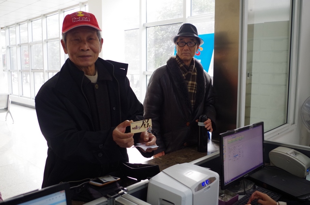 市民前來(lái)咨詢辦理&ldquo;交通一卡通&rdquo;.jpg